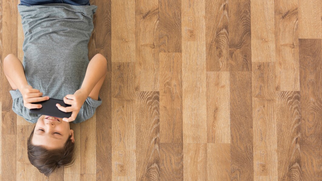 Jak prawidłowo pielęgnować podłogi drewniane po renowacji